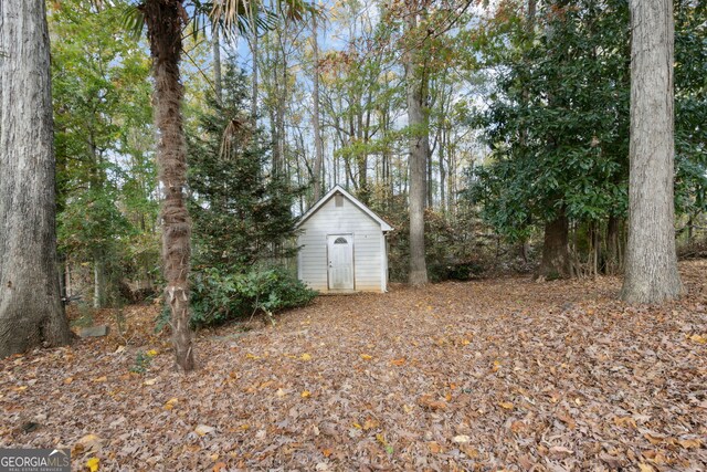 view of yard featuring a storage shed