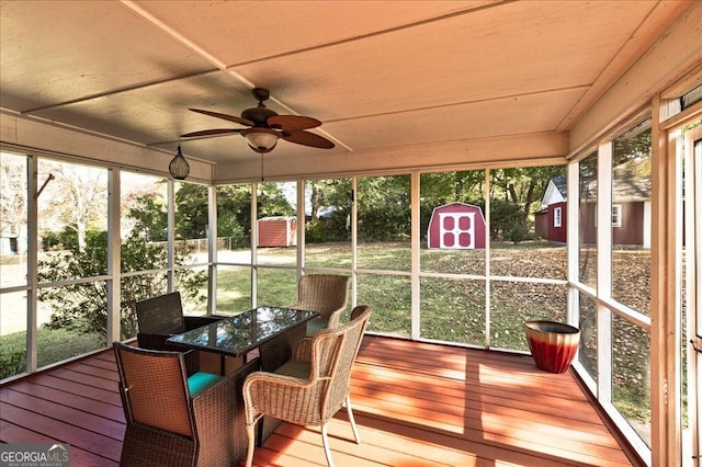 sunroom with ceiling fan