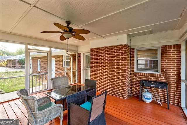 sunroom with ceiling fan