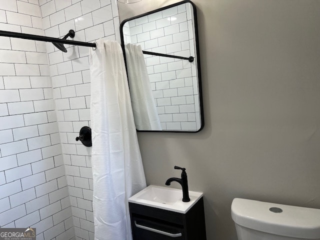 bathroom featuring a shower with curtain, vanity, and toilet