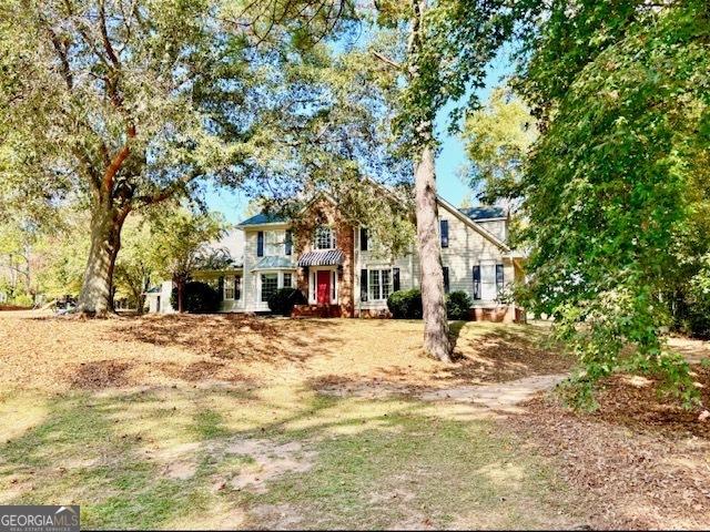 view of front of home featuring a front yard