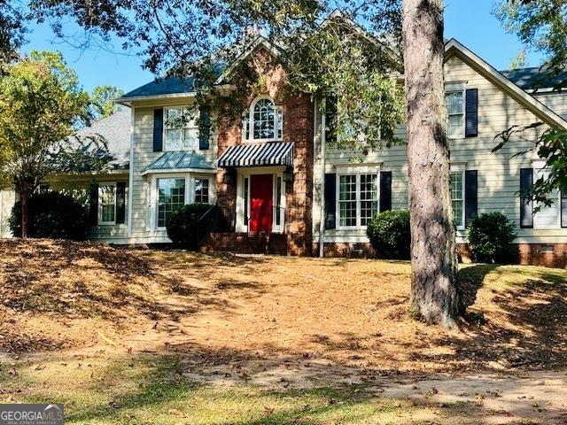 view of front of home with a front lawn