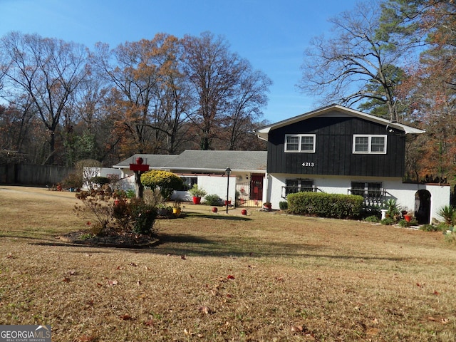 view of front of house featuring a front lawn