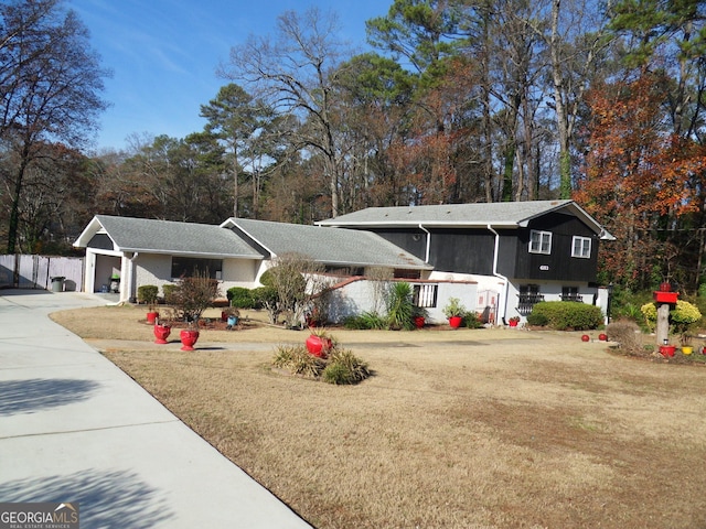 view of front of property featuring a front yard and a garage