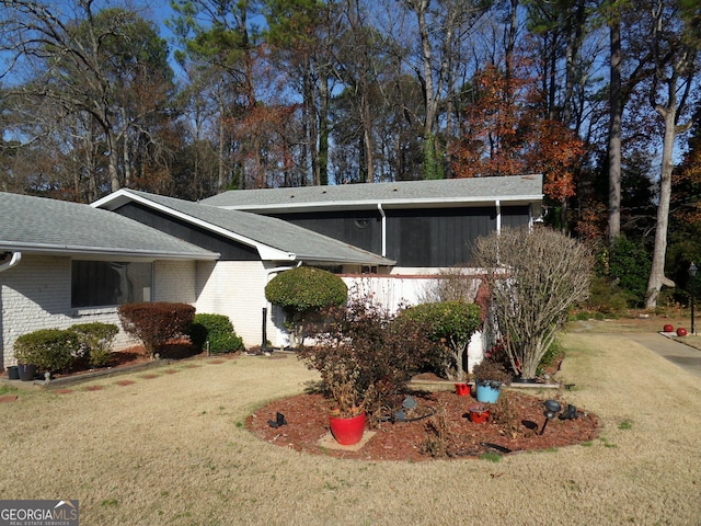 view of front facade featuring a front yard