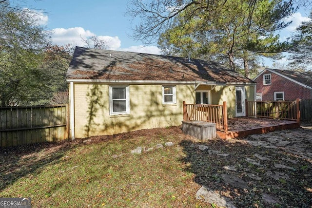 back of house featuring a yard