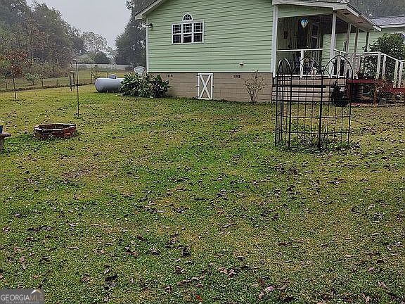 view of yard featuring an outdoor fire pit