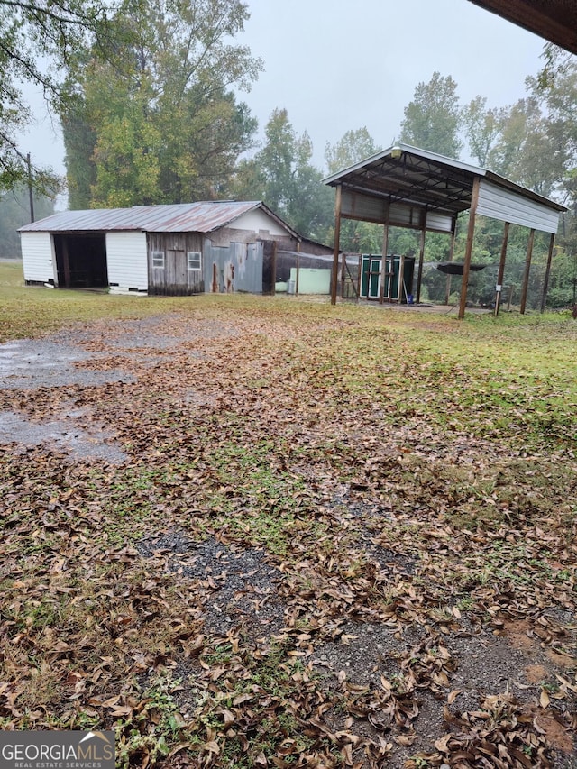 view of yard with an outbuilding