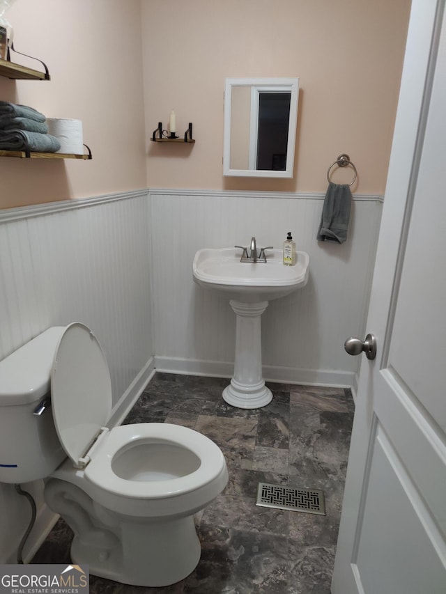 bathroom featuring toilet