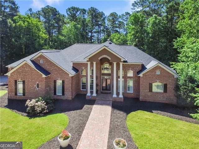 view of front of home featuring a front lawn