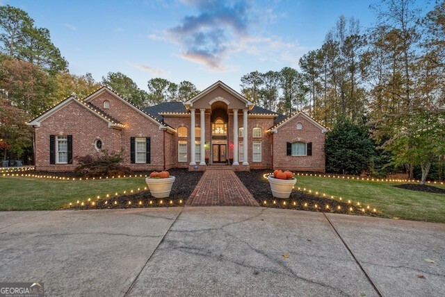 view of front of home featuring a yard