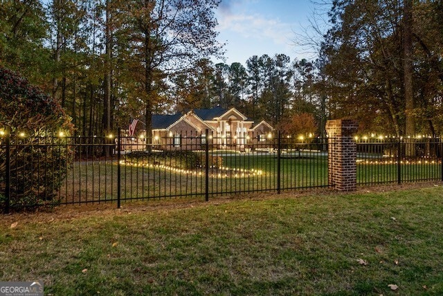 view of yard at dusk