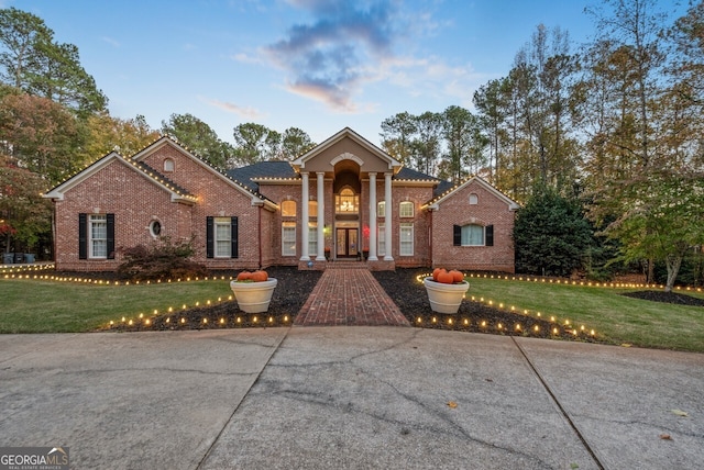 view of front of house featuring a lawn