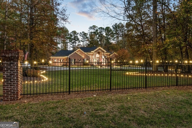 view of yard at dusk