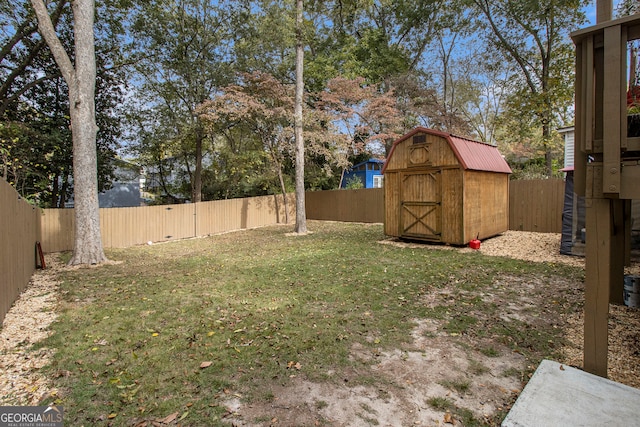 view of yard with a shed