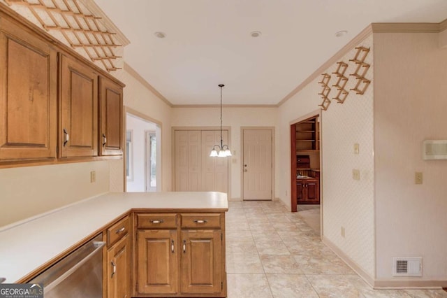 kitchen featuring decorative light fixtures, kitchen peninsula, ornamental molding, and an inviting chandelier