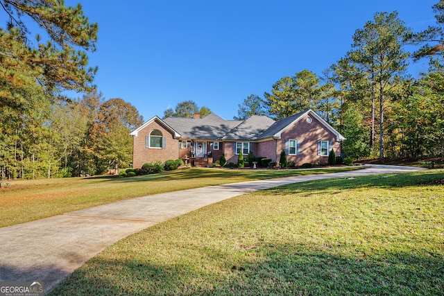 view of front facade featuring a front yard