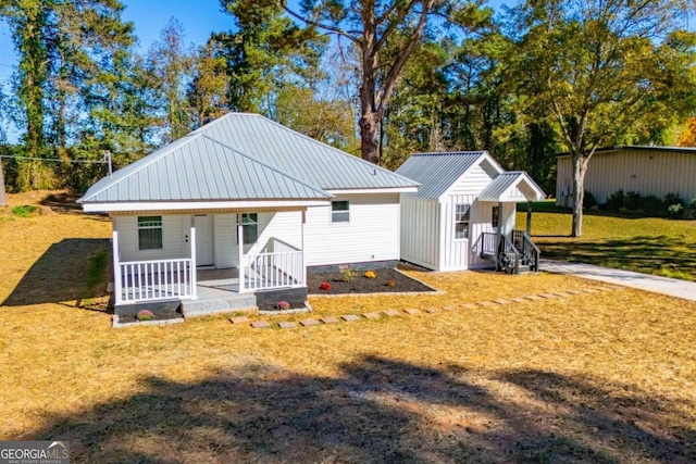 view of front of house featuring a porch and a front lawn