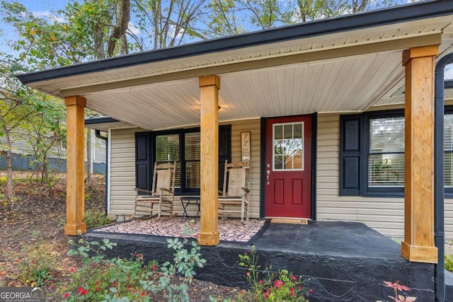 property entrance featuring a porch