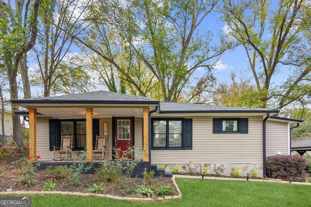 view of front facade featuring a front yard and a porch