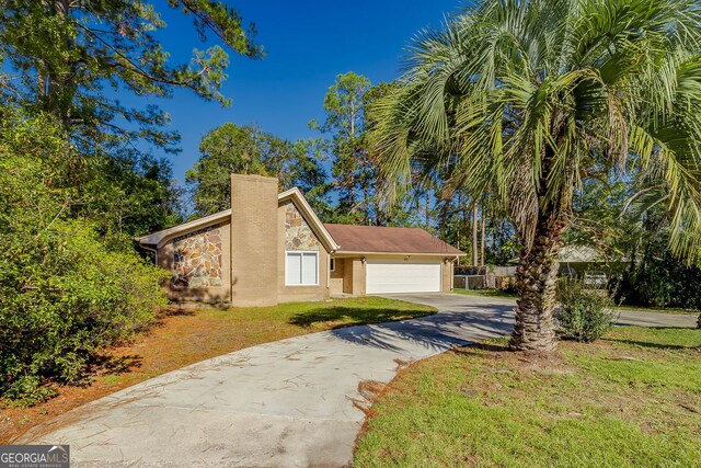 view of front facade featuring a garage and a front lawn