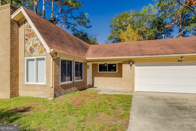 view of front of house featuring a front yard and a garage