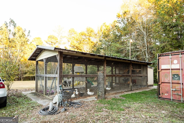 view of yard featuring an outbuilding