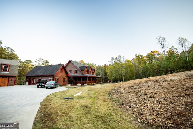 view of side of property featuring a yard