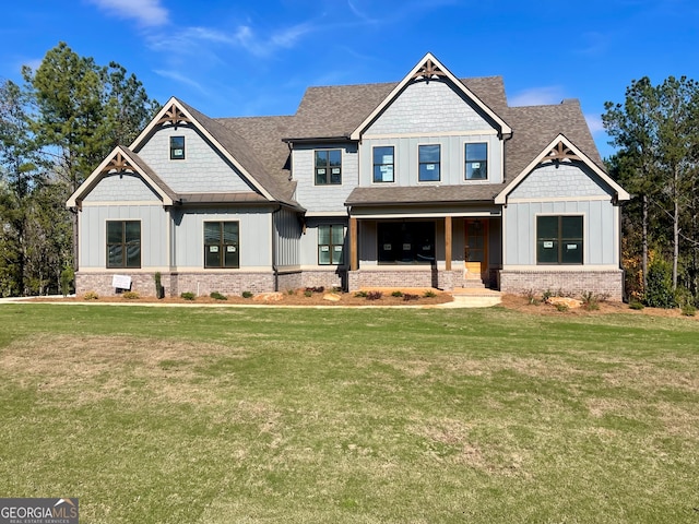 craftsman inspired home featuring a front lawn