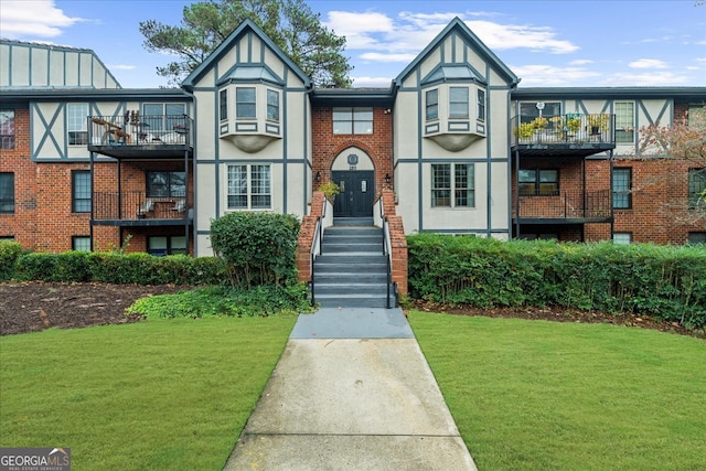 view of front of property featuring a front lawn