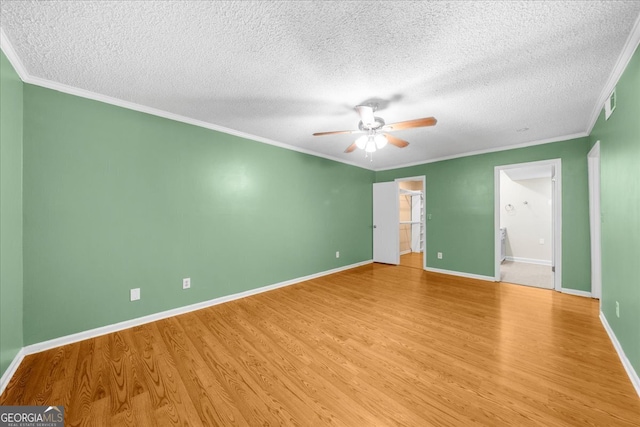 unfurnished bedroom featuring a textured ceiling, light hardwood / wood-style floors, ensuite bath, and ceiling fan