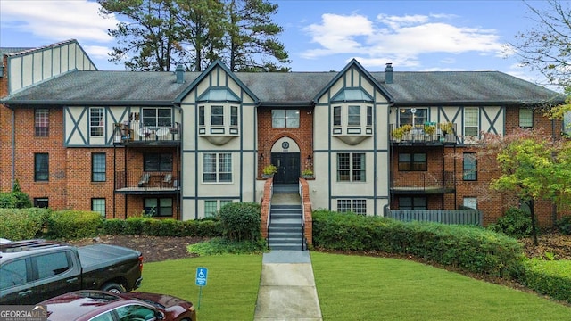 view of front facade featuring a front yard