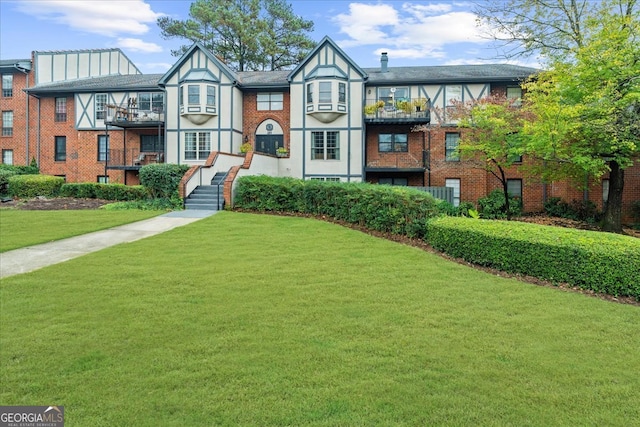 view of front of property featuring a front lawn