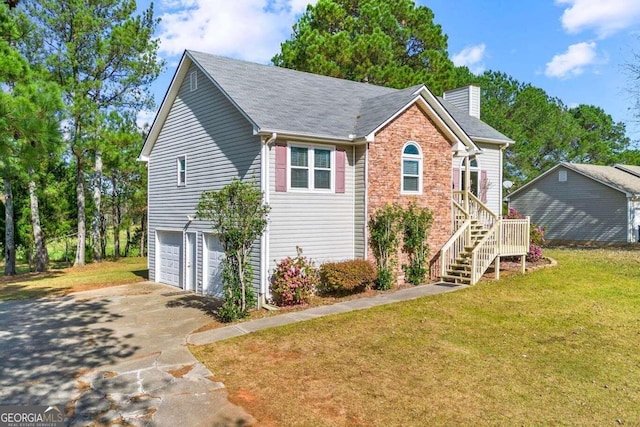 view of front of home featuring a front yard and a garage