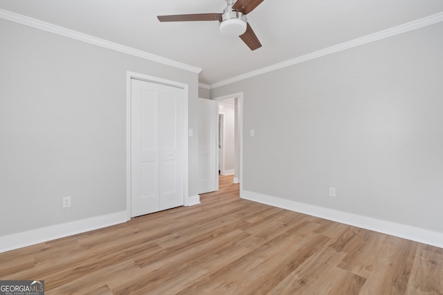 unfurnished bedroom with ceiling fan, a closet, ornamental molding, and light wood-type flooring