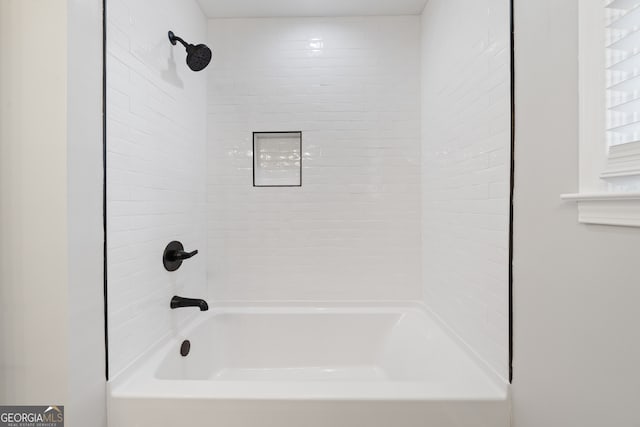 bathroom with tiled shower / bath