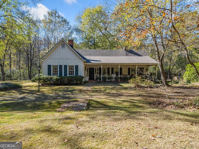 view of front of home featuring covered porch and a front lawn