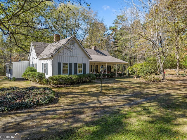 view of front of home featuring a front yard