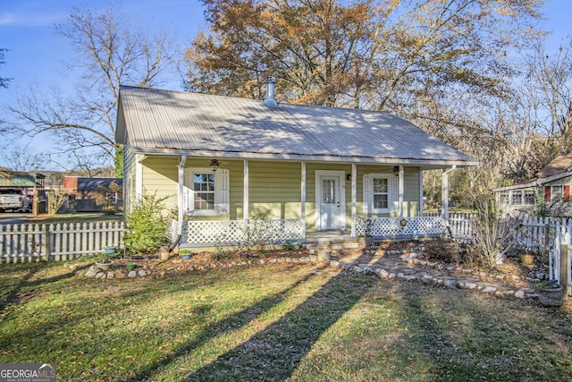 view of front of property with a front lawn and covered porch