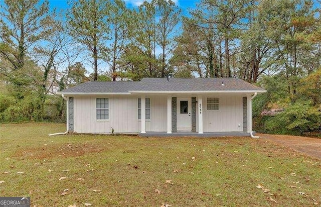 ranch-style house featuring a front yard