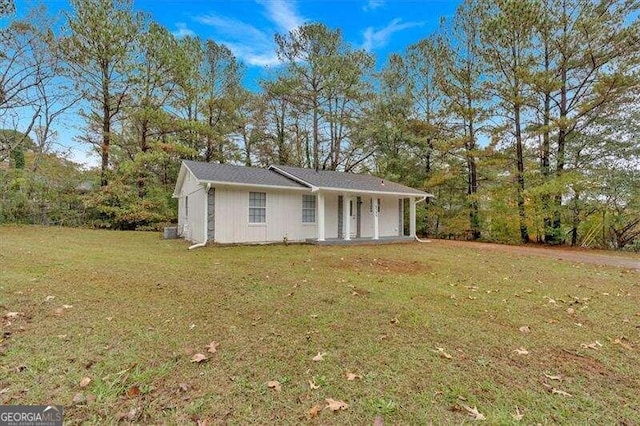 ranch-style home with a front yard