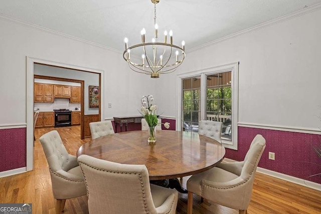 dining room featuring an inviting chandelier, light hardwood / wood-style floors, and ornamental molding