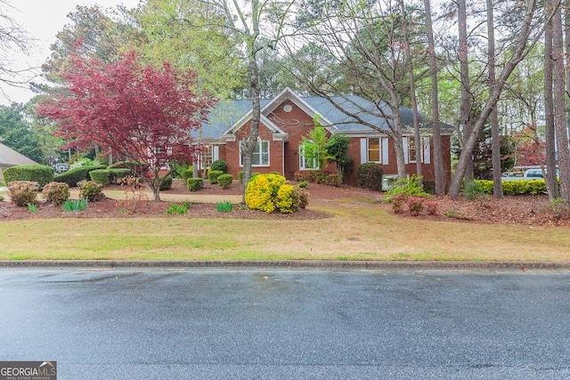 view of front of house featuring a front yard