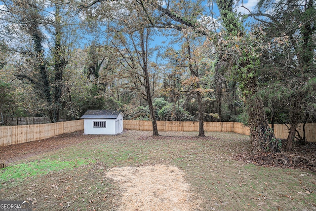 view of yard featuring an outbuilding