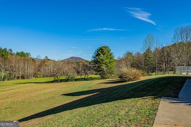 view of yard with a mountain view