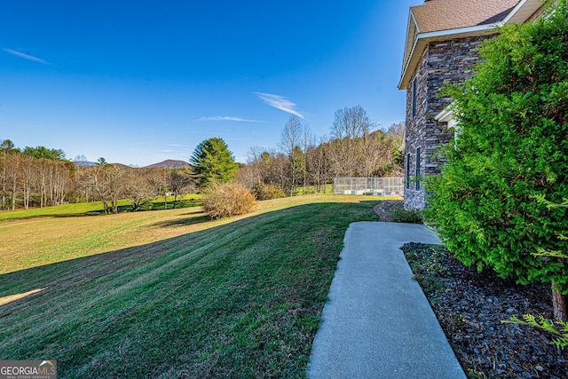 view of yard featuring a mountain view