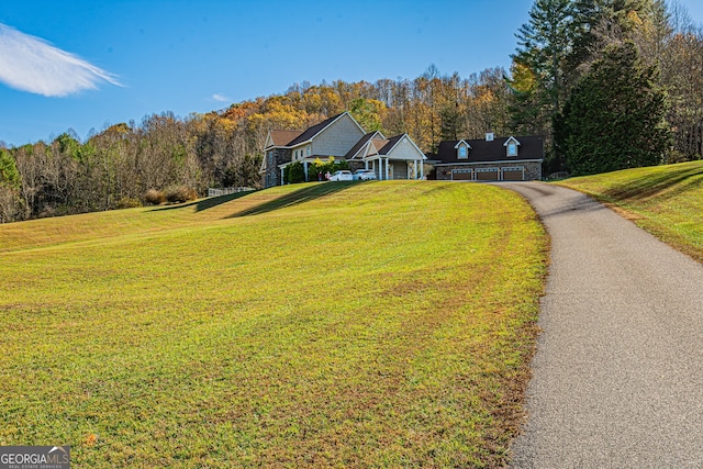 view of front facade featuring a front lawn