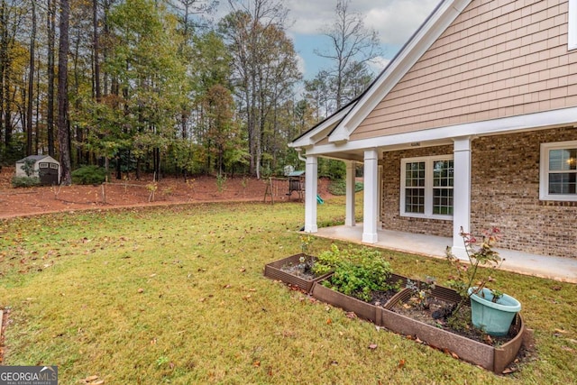 view of yard featuring a storage shed