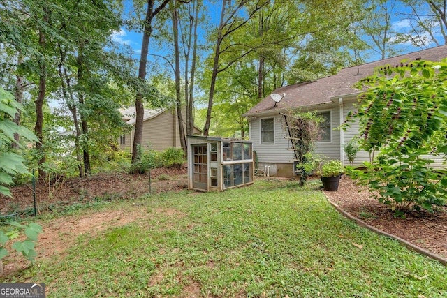 view of yard with an outdoor structure