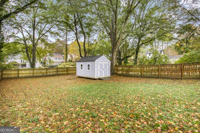 view of yard featuring a storage unit